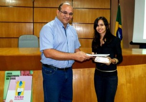 O presidente da Imprensa Oficial, Cláudio Rocha, entregou à a tesoureira da ADSUSPP, a Frankslane de Oliveira, os 1.100 livros arrecadados pelo projeto