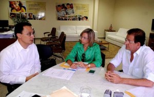 Prefeita de Xambioá e o deputado estadual Raimundo Palito, em reunião com Danilo de Melo para viabilizem a reabertura da Escola Paroquial São Miguel