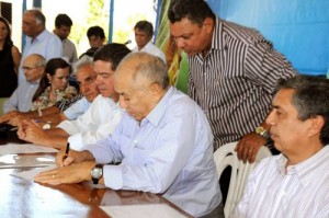 Assinatura da Ordem de Serviço para imediata construção do Hospital em Araguatins, no dia 2 de julho de 2011