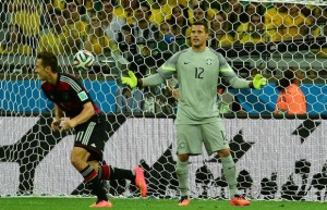 Miroslav Klose, em solo brasileiro, deixou Ronaldo para trás; é o maior artilheiro das Copas